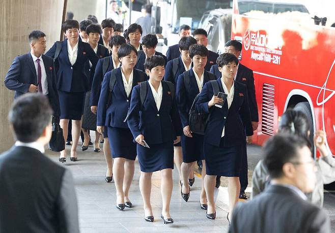 2025-2026 아시아축구연맹(AFC) 여자 챔피언스리그 4강전에서 수원FC 위민을 상대하는 내고향여자축구단이 17일 인천국제공항 제1여객터미널을 통해 입국하고 있다. 공동취재사진