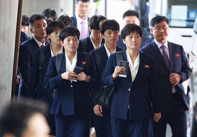 2025-2026 아시아축구연맹(AFC) 여자 챔피언스리그 4강전에서 수원FC 위민을 상대하는 내고향여자축구단이 17일 인천국제공항 제1여객터미널을 통해 입국한 뒤 버스 탑승을 위해 이동하고 있다. 공동사진취재단