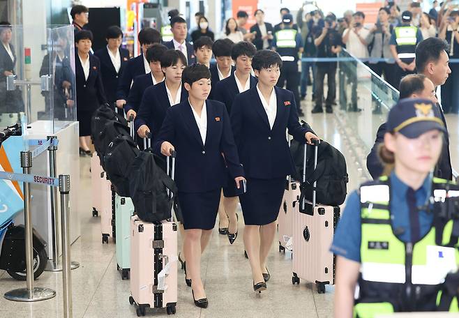 북한 여자축구팀 ‘내고향여자축구단’이 17일 오후 인천국제공항을 통해 입국했다. 연합뉴스