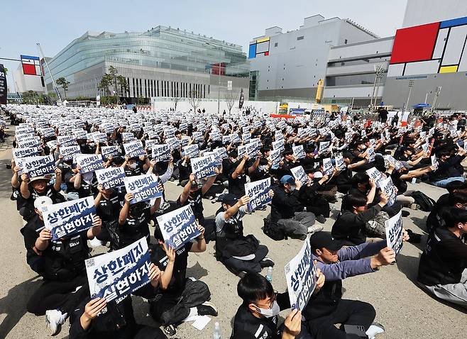 지난달 23일 삼성전자 노조원들이 경기 평택시 삼성전자 평택캠퍼스 앞에서 열린 투쟁 결의대회에서 구호를 외치고 있다. 연합뉴스