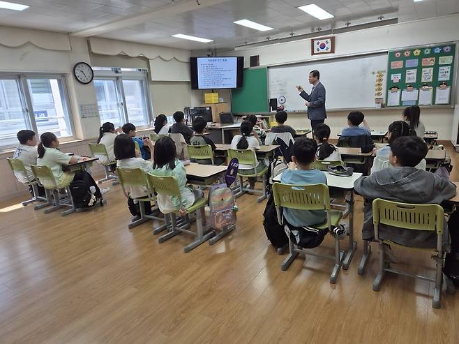▲ 강원문인협회 산하 강원시낭송위원회가 15일 강릉초교에서 청소년 시낭송 프로그램 ‘시가 흐르는 교실’을 운영했다.