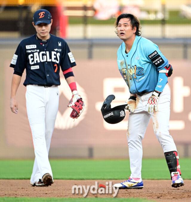2026년 5월 15일 오후 경기도 수원KT위즈파크에서 열린 '2026 신한 SOL KBO리그' 한화 이글스와 KT 위즈의 경기. KT 김상수가 1회말 1사 후 2루타를 친 뒤 기뻐하고 있다./마이데일리