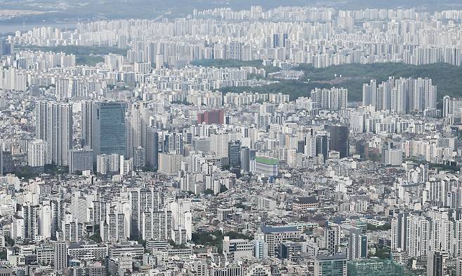 사진은 서울 송파구 롯데월드타워 전망대 서울스카이에서 바라본 아파트 단지. 윤창빈 기자