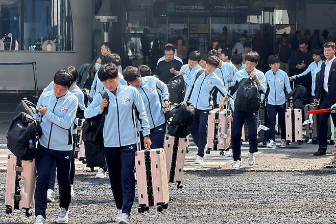 북한 내고향여자축구단이 지난 12일 경유 훈련지인 중국 베이징 서우두 공항에 도착하고 있다. 연합뉴스