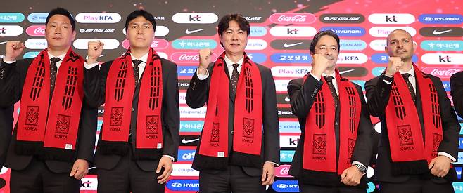 홍명보 한국 축구대표팀 감독이 16일 서울 종로구 KT 광화문 빌딩 웨스트 온마당에서 열린 2026 북중미 월드컵 최종 명단 발표 기자회견에서 코치진과 함께 기념촬영을 하고 있다. 사진 = 연합