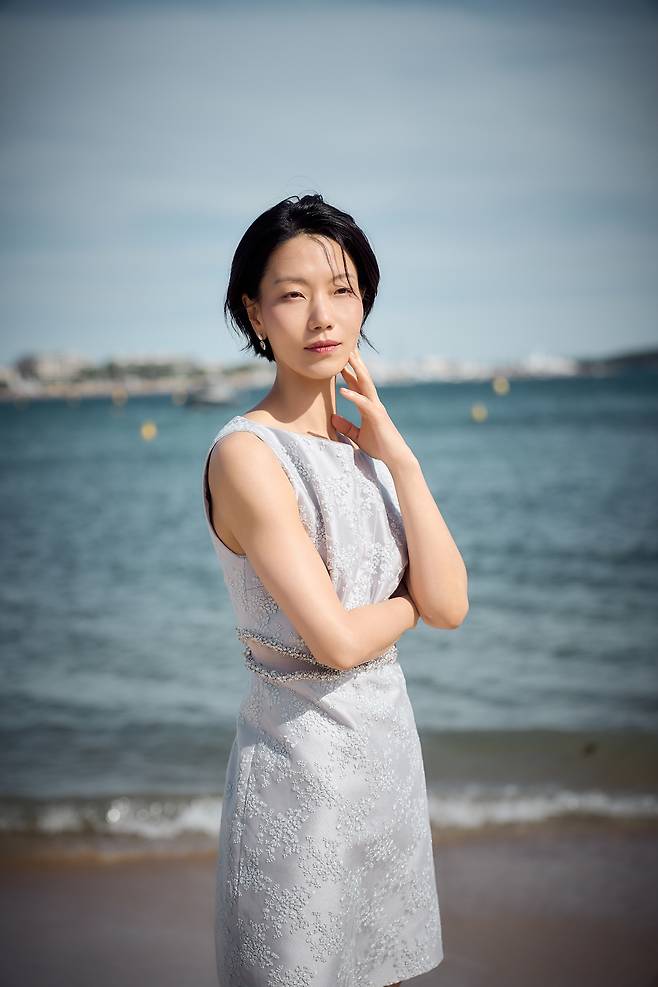 제79회 칸 국제영화제가 열리는 프랑스 칸 크루아제트 해안에서 포즈를 취한 배우 김신록. 쇼박스 제공