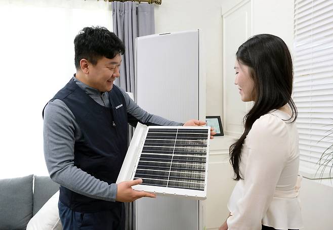 삼성전자 엔지니어가 에어컨 필터 상태를 확인하는 모습. 사진은 기사 내용과 무관함. 뉴스1