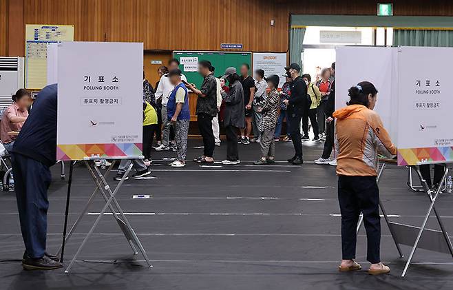 6·3지방선거에 중도 보수층 유권자가 얼마나 투표장에 나갈지가 당락을 가를 변수가 될 전망이다. 사진은 지난해 6·3대선 때 투표장 모습. 뉴시스