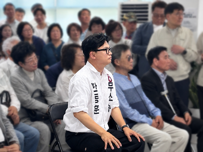 부산 북구갑 국회의원 보궐선거에 출마한 한동훈 무소속 후보가 17일 부산 북구 선거사무소에서 열린 선거대책위원회 발족식에 참석한 모습 ⓒ 시사저널 정윤경