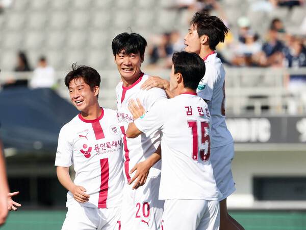 '2승 4무 5패' 용인FC, 서울 이랜드전 2-2 무승부...사진은 전반전 용인FC 최치웅이 골을 성공시키고 기뻐하는 모습.(사진제공=용인FC)