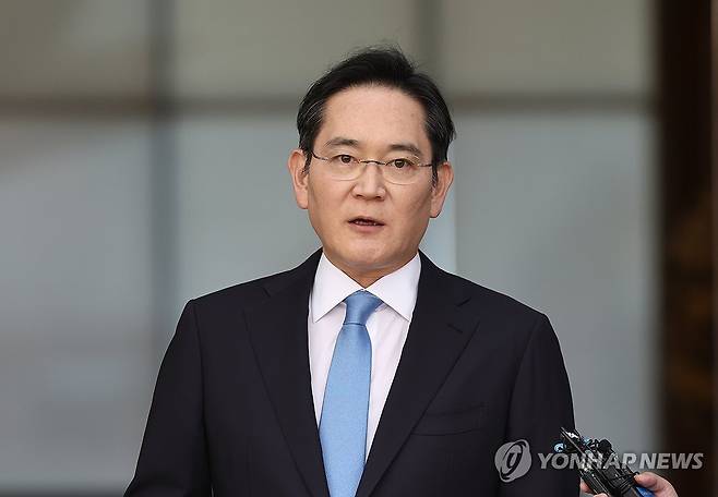 이재용 "내부 문제로 심려…국민께 머리 숙여 사죄" (서울=연합뉴스) 윤동진 기자 = 해외 출장을 마치고 귀국한 이재용 삼성전자 회장이 16일 서울 김포비즈니스항공센터(SGBAC)에서 입장문을 읽고 있다. 2026.5.16 mon@yna.co.kr