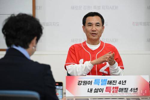 ◇김진태 국민의힘 강원도지사 후보가 18일 도청 브리핑룸에서 기자회견을 열고 새로운 추가 공약 등에 대해 이야기하고 있다. 박승선기자