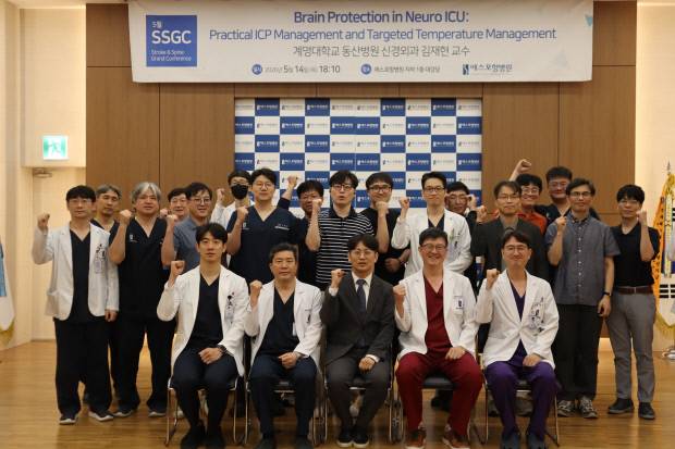 5월 에스포항병원 SSGC(Stroke & Spine Grand Conference) 이후 기념사진을 찍고 있다. 에스포항병원 제공.