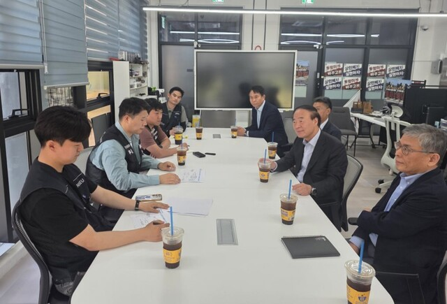 전영현 삼성전자 대표이사 부회장 등 삼성전자 경영진이 지난 15일 초기업노조 사무실을 방문했다. 삼성그룹 초기업노조 삼성전자지부 홈페이지
