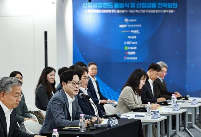 김정관 산업통상부 장관(왼쪽 두 번째)이 18일 오후 서울시 영등포구 여의도 한국성장금융에서 산업성장펀드 출범식 및 산업금융 전략회의를 주재하고 있다. 사진=산업통상부
