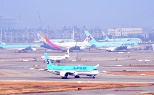 인천공항 활주로에서 대한항공 항공기가 이륙을 준비하고 있다./사진=미디어펜 김상문 기자