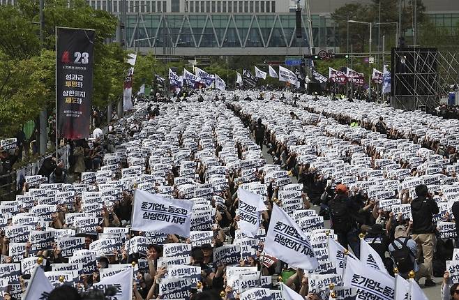 삼성전자노동조합 공동투쟁본부 조합원들이 지난 달 23일 경기 평택시 삼성전자 평택사업장 앞에서 열린 투쟁결의대회에서 구호를 외치는 모습
뉴시스