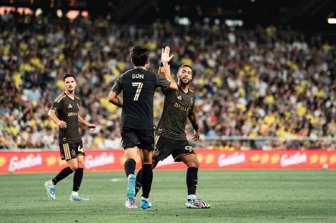 손흥민과 드니 부앙가. 사진=LAFC