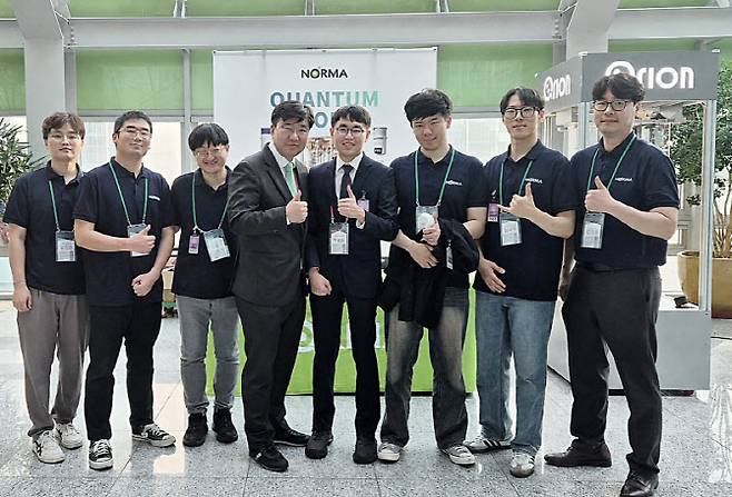 QFK 노르마 부스에서 정현철 대표 등 직원과 QISCA 이성빈 회장이 기념 사진을 촬영하고 있다. (사진=노르마)