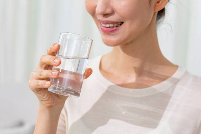 설탕 등이 들어있는 음료 대신 신선한 물을 마시면 하루 섭취 칼로리량을 줄여 체중을 감량하는 데 도움이 된다. 사진=클립아트코리아