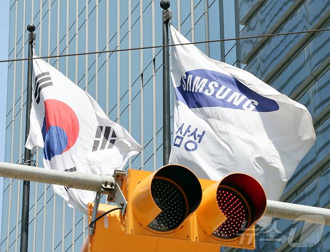 삼성전자 노사의 중앙노동위원회(중노위) 2차 사후조정 회의가 하루 앞으로 다가온 17일 김민석 국무총리는 대국민 담화를 통해 “교섭은 파업을 막을 수 있는 사실상 마지막 기회”라며 “정부는 긴급조정을 포함한 가능한 모든 대응 수단을 강구하겠다”고 밝혔다. 사진은 이날 서초구 삼성전자 사옥. 2026.5.17 ⓒ 뉴스1 김진환 기자