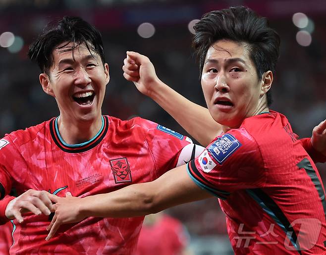 11일 오후 서울 마포구 상암동 서울월드컵경기장에서 열린 2026 북중미 월드컵 아시아 2차 예선 조별리그 C조 6차전 대한민국과 중국의 경기 후반전, 대한민국 이강인이 선취골을 넣은 뒤 손흥민과 기쁨을 나누고 있다. 2024.6.11 ⓒ 뉴스1 김진환 기자