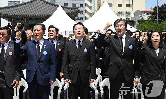 정청래 더불어민주당 대표(왼쪽부터), 장동력 국민의힘 대표, 조국 조국혁신당 대표가 18일 오전 광주 동구 5·18기념광장에서 열린 5·18 제46주년 정부기념식에서 임을위한행진곡을 부르고 있다. 2026.5.18 ⓒ 뉴스1 광주전남사진기자단