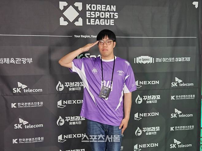 충남 CNJ 김경래가 16일 경상남도 진주시 경남e스포츠상설경기장에서 열린 2026 KEL FC모바일 본선 1일차 취재진 인터뷰를 마친 후 포즈를 취하고 있다. 진주 | 강윤식 기자 skywalker@sportsseoul.com