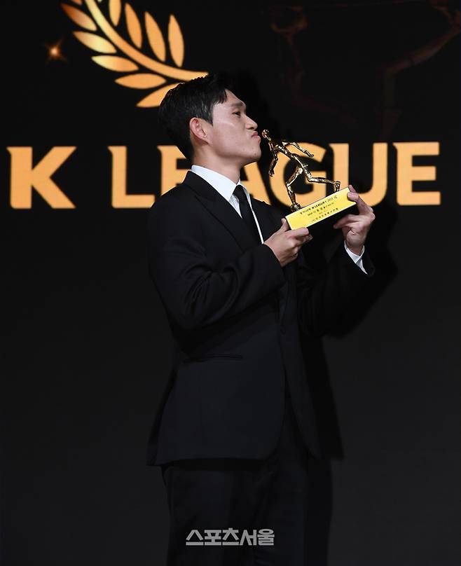 울산 HD 이동경이 1일 서울 서대문구 스위스그랜드호텔에서 열린 ‘하나은행 K리그 2025 대상 시상식’에서 K리그1 MVP를 수상한 뒤 기념촬영을 하고 있다. 2025. 12. 1. 박진업 기자 upandup@sportsseoul.com