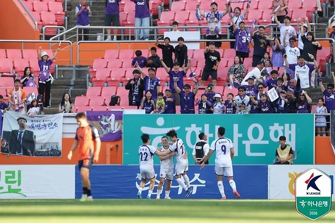 안양 마테우스(가운데)가 17일 제주전에서 추가골을 넣고 기뻐하고 있다. 사진 | 한국프로축구연맹