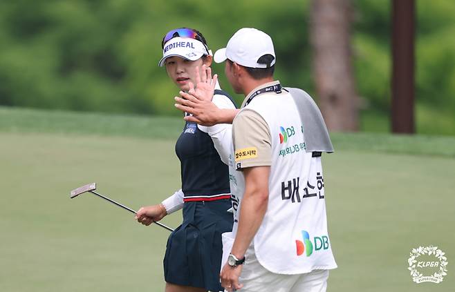 배소현(왼쪽)이 버디를 낚은 뒤 캐디와 하이파이브를 하고 있다. 사진 | KLPGA