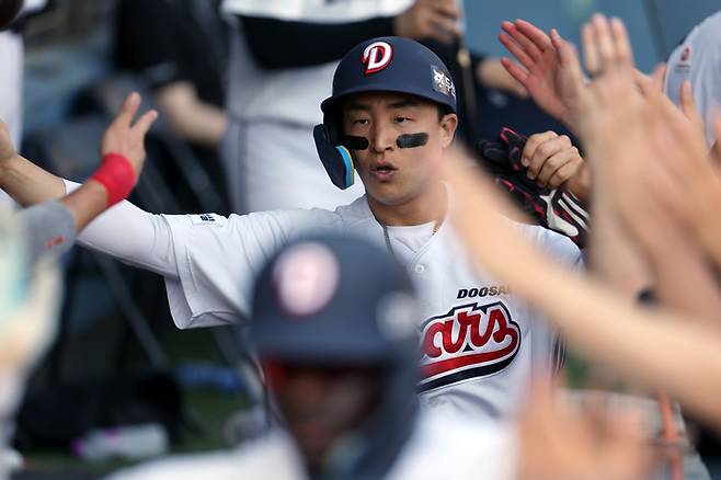 두산 손아섭이 16일 서울 잠실구장에서 열린 2026 KBO리그 정규시즌 롯데전에서 득점 후 더그아웃에서 동료들과 하이파이브를 하고 있다. 사진 | 두산 베어스