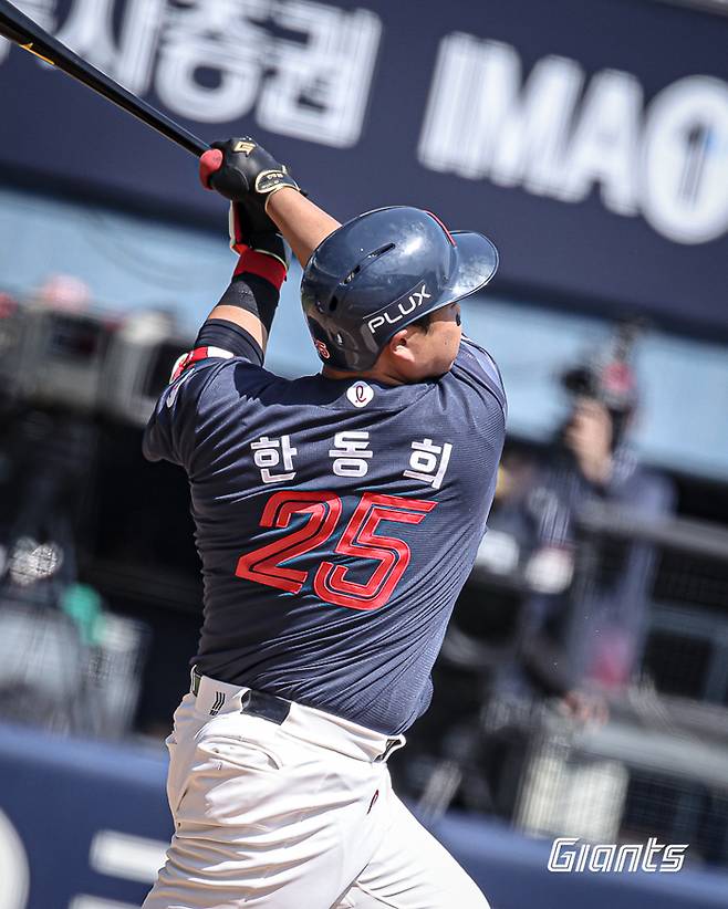 롯데 한동희가 17일 서울 잠실구장에서 열린 2026 KBO리그 정규시즌 두산전에서 홈런을 치고 있다. 사진 | 롯데 자이언츠