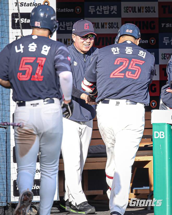 롯데 한동희가 16일 서울 잠실구장에서 열린 2026 KBO리그 정규시즌 두산전에서 홈런을 친 후 더그아웃에 들어오며 김태형 감독과 하이파이브를 하고 있다. 사진 | 롯데 자이언츠