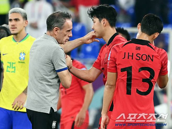 한국 축구대표팀 벤투 감독이 6일(한국시간) 카타르 도하 스타디움 974에서 열린 2022 카타르 월드컵 16강전 브라질과의 경기에서 패한 뒤 손흥민과 포옹을 하고 있다. 도하(카타르)=송정헌 기자songs@sportschosun.com/2022.12.06/