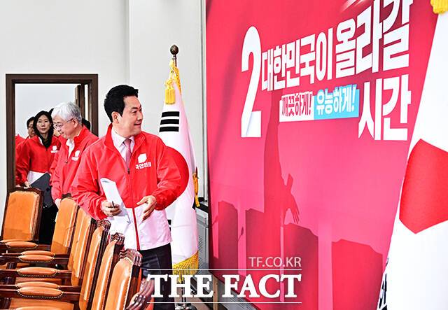장동혁 국민의힘 대표가 15일 오전 서울 여의도 국회에서 열린 당 중앙선거대책위원회의에 참석하고 있다. /배정한 기자