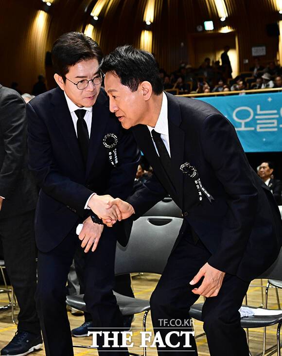 정원오 더불어민주당 서울시장 후보와 오세훈 국민의힘 서울시장 후보가 18일 오전 서울 중구 서울시청 다목적홀에서 열린 '5.18민주화운동 제46주년 서울기념식-오월의 꽃, 오늘의 빛'에 참석해 인사를 하고 있다. /배정한 기자