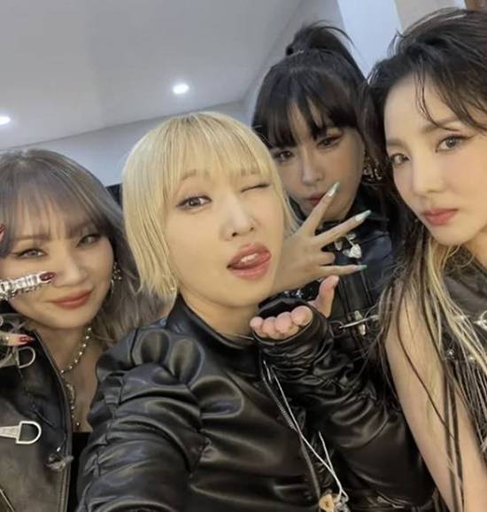 "시간이 지나도 투애니원은 투애니원이다." 17일 투애니원 데뷔 17주년을 맞아 산다라박이 공개한 한 장의 사진, 블랙 레더 스타일 의상을 맞춰 입은 씨엘, 공민지, 산다라박, 그리고 박봄까지, 네 사람은 밝은 표정으로 장난기 넘치는 포즈를 취했다. /산다라박 SNs