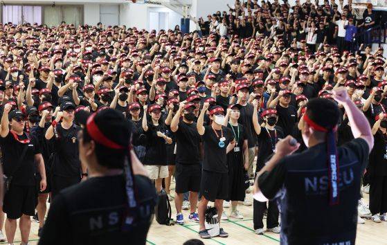 2024년 7월 22일 오전 경기도 용인시 삼성전자 기흥캠퍼스 세미콘 스포렉스에서 전국삼성전자노동조합 조합원들이 총파업 승리 궐기대회를 하고 있다. 연합뉴스.