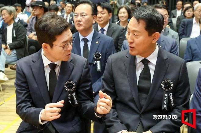정원오 더불어민주당 서울시장 후보와 오세훈 국민의힘 서울시장 후보가 18일 서울 중구 서울시청에서 열린 '5.18 민주화운동 제46주년 서울기념식'에 참석해 의견을 나누고 있다. 2026.5.18 강진형 기자