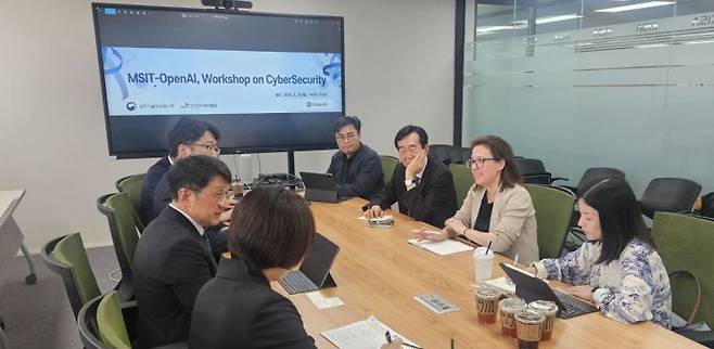 과학기술정보통신부는 인공지능(AI) 보안위협에 대응하기 위해 오픈AI와 AI 보안 관련 실무 워크숍을 개최했다고 18일 밝혔다. 최우혁 과기정통부 정보보호네트워크정책실장과 사샤 베이커 오픈AI 국가안보정책 총괄이 대담을 나누고 있다. 과학기술정보통신부