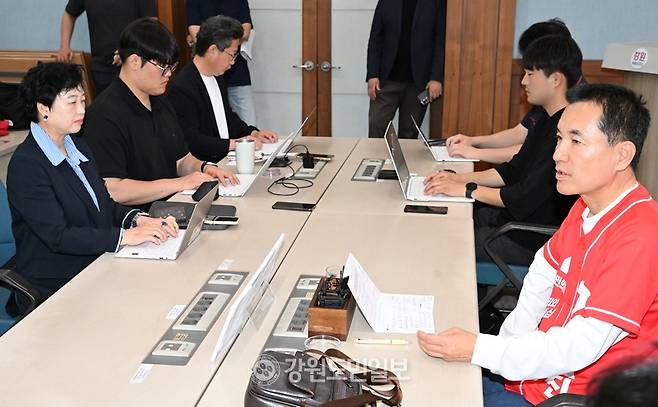 ▲ 김진태 국민의힘 강원도지사 후보가 18일 강원도청 브리핑룸에서 기자간담회를 갖고 소상공인 경영자금 확대와 강원FC 훈련센터 구축, 산불진화용 임차헬기 확대 등 공약에 대해 설명하고 있다. 김정호 기자