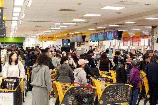 이마트 용산점에서 방문객들이 계산을 위해 줄을 서 있다. 사진=이마트 제공