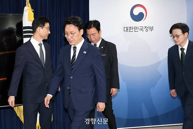 김민석 국무총리가 지난 17일 서울 종로구 정부서울청사에서 삼성전자 파업 관련 대국민 담화를 마친 뒤 브리핑룸을 떠나고 있다. 김정근기자