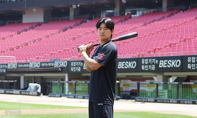 KIA 타이거즈 김도영이 지난 13일 광주기아챔피언스필드에서 경향신문과 인터뷰하기 전 포즈를 취하고 있다. 광주 | 한수빈 기자