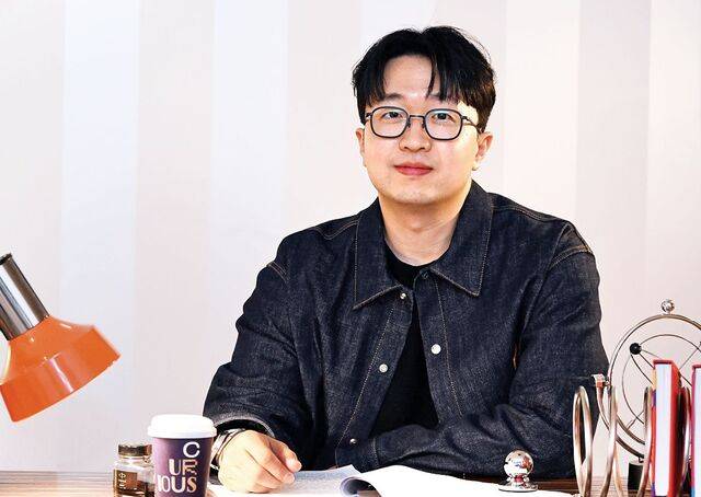 모리타 준 퍼플렉시티 아시아태평양(APAC) 대표가 지난 8일 서울 강남구 퍼플렉시티 카페 ‘큐리어스’에서 본보와 인터뷰하고 있다. 그는 “AI를 통해 오히려 스크린타임이 줄어 가족이나 친구와 보내는 시간이 늘어날 것”이라고 말했다. 이병주 기자