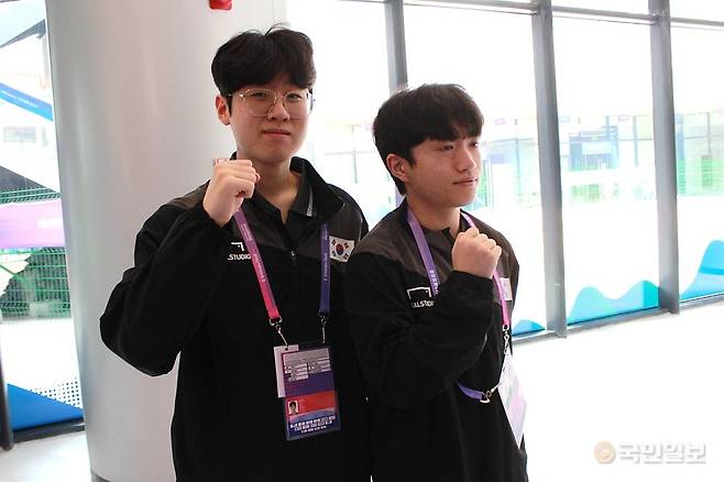 2023년 항저우 아시안게임에 e스포츠 LoL 종목 국가대표로 출전했던 ‘제우스’ 최우제(왼쪽)와 ‘케리아’ 류민석.