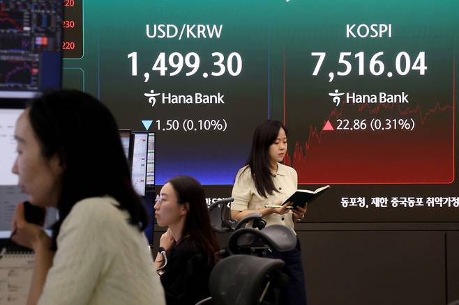 (서울=뉴스1) 이광호 기자 = 코스피가 극심한 변동성 끝에 7500선을 회복한 18일 오후 서울 중구 하나은행 딜링룸 현황판에 전장대비 22.86포인트(0.31%) 상승한 7,516.04를 나타내고 있다. 이날 원달러환율은 전장대비 1.50원(0.10%)하락한 1,499.30원을 나타내고 있다. 2026.5.18/뉴스1 Copyright (C) 뉴스1. All rights reserved. 무단 전재 및 재배포, AI학습 이용 금지. /사진=(서울=뉴스1) 이광호 기자