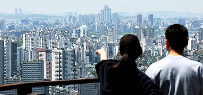 남산에서 바라본 서울 아파트 모습. <연합>
