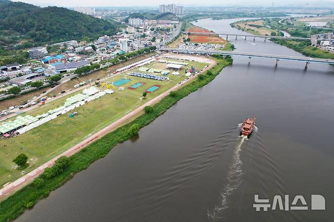 영산포 홍어·한우 축제장과 영산강을 거슬러 올라가는 왕건호 유람선. (사진=나주시 제공) photo@newsis..com
